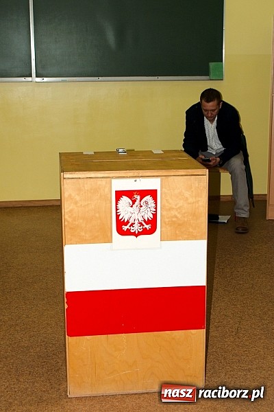 Zdjęcie w galerii na portalu naszraciborz.pl: W komisjach w Budowlance i SMS-ie wyborcom wydano złe karty do głosowania! Zagłosowało na nich około 400 osób! wiadomości z regionu