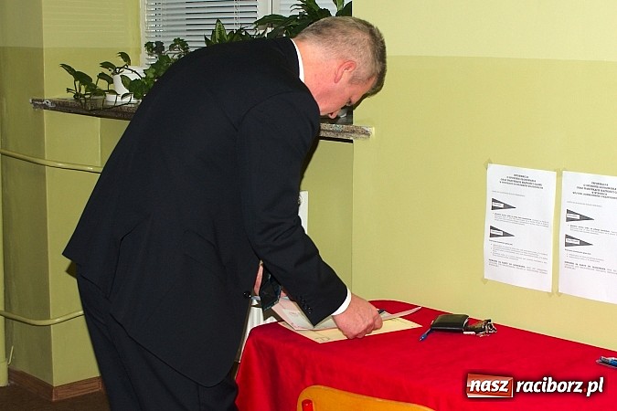 Zdjęcie w galerii na portalu naszraciborz.pl: W komisjach w Budowlance i SMS-ie wyborcom wydano złe karty do głosowania! Zagłosowało na nich około 400 osób! wiadomości z regionu