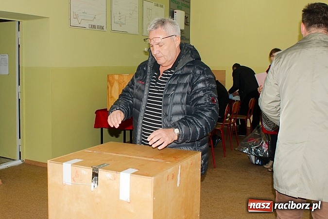 Zdjęcie w galerii na portalu naszraciborz.pl: W komisjach w Budowlance i SMS-ie wyborcom wydano złe karty do głosowania! Zagłosowało na nich około 400 osób! wiadomości z regionu