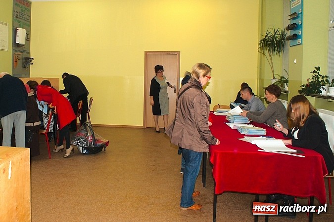 Zdjęcie w galerii na portalu naszraciborz.pl: W komisjach w Budowlance i SMS-ie wyborcom wydano złe karty do głosowania! Zagłosowało na nich około 400 osób! wiadomości z regionu