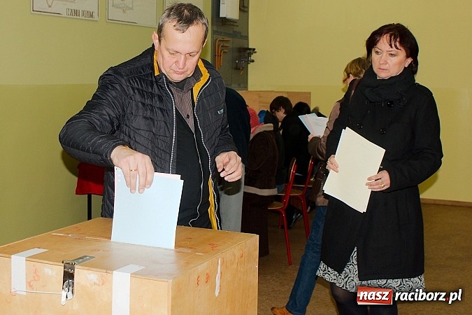 Zdjęcie w galerii na portalu naszraciborz.pl: W komisjach w Budowlance i SMS-ie wyborcom wydano złe karty do głosowania! Zagłosowało na nich około 400 osób! wiadomości z regionu