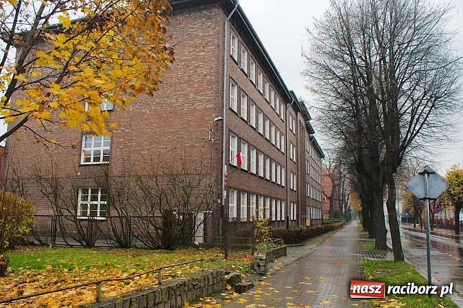 Zdjęcie w galerii na portalu naszraciborz.pl: W komisjach w Budowlance i SMS-ie wyborcom wydano złe karty do głosowania! Zagłosowało na nich około 400 osób! wiadomości z regionu