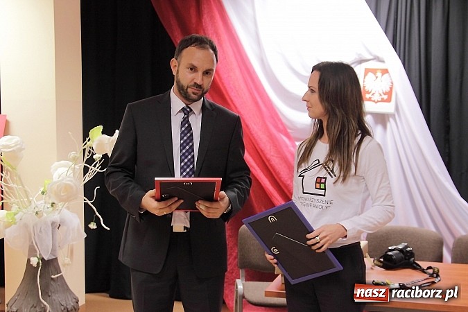 Zdjęcie w galerii na portalu naszraciborz.pl: Warto wierzyć w ludzi. Piękne Anioły remontują pokoje w Kornowacu! wiadomości z regionu