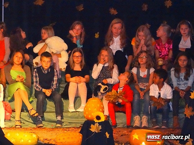 Zdjęcie w galerii na portalu naszraciborz.pl: Jesienna nuta zabrzmiała w MDK wiadomości z regionu