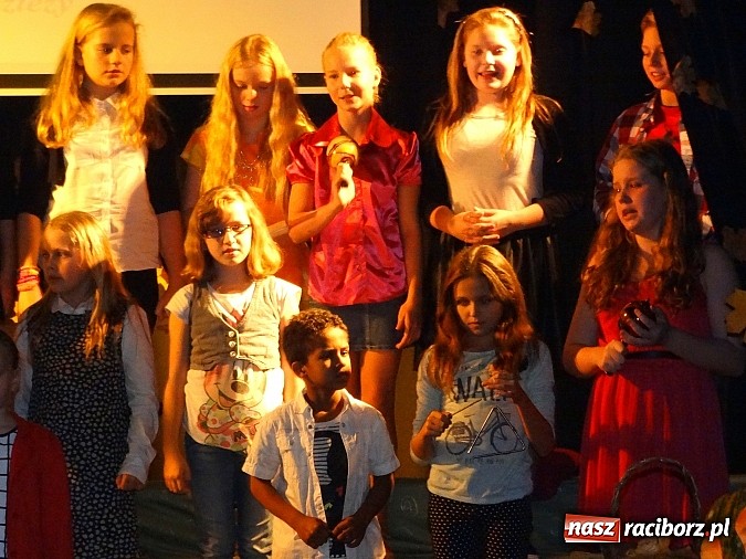 Zdjęcie w galerii na portalu naszraciborz.pl: Jesienna nuta zabrzmiała w MDK wiadomości z regionu