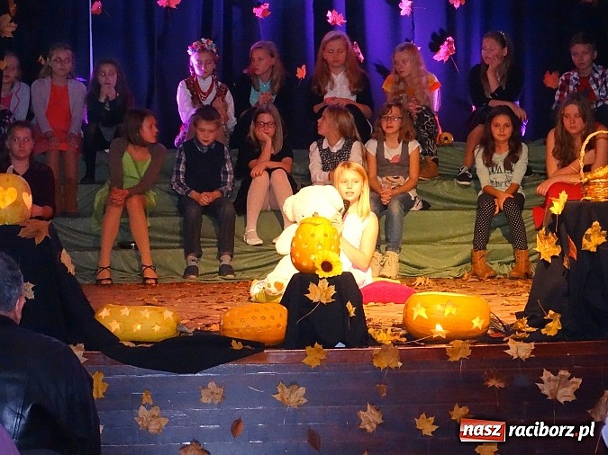 Zdjęcie w galerii na portalu naszraciborz.pl: Jesienna nuta zabrzmiała w MDK wiadomości z regionu