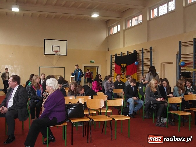 Zdjęcie w galerii na portalu naszraciborz.pl: Gimnazjaliści z Tworkowa z pierwszą nagrodą w konkursie językowym wiadomości z regionu