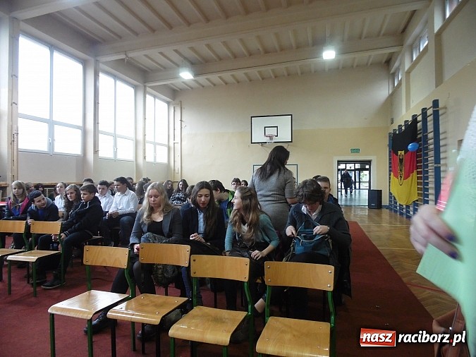 Zdjęcie w galerii na portalu naszraciborz.pl: Gimnazjaliści z Tworkowa z pierwszą nagrodą w konkursie językowym wiadomości z regionu