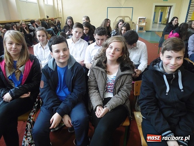 Zdjęcie w galerii na portalu naszraciborz.pl: Gimnazjaliści z Tworkowa z pierwszą nagrodą w konkursie językowym wiadomości z regionu