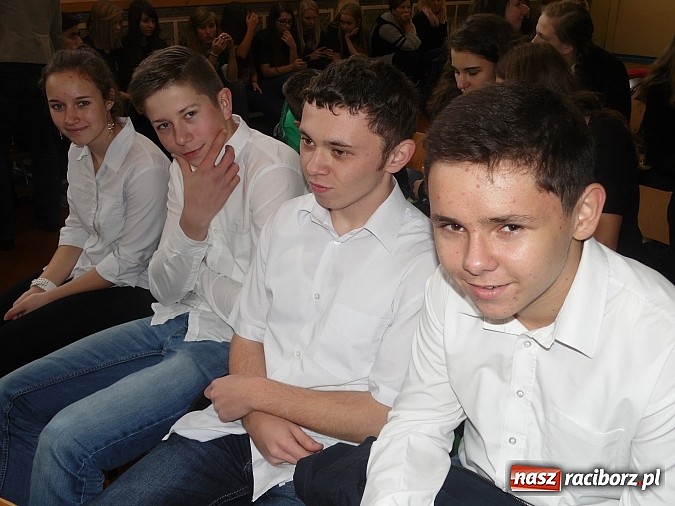 Zdjęcie w galerii na portalu naszraciborz.pl: Gimnazjaliści z Tworkowa z pierwszą nagrodą w konkursie językowym wiadomości z regionu