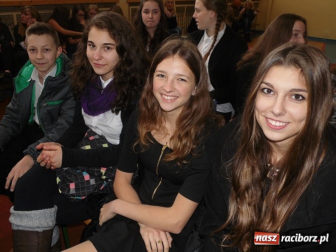 Zdjęcie w galerii na portalu naszraciborz.pl: Gimnazjaliści z Tworkowa z pierwszą nagrodą w konkursie językowym wiadomości z regionu