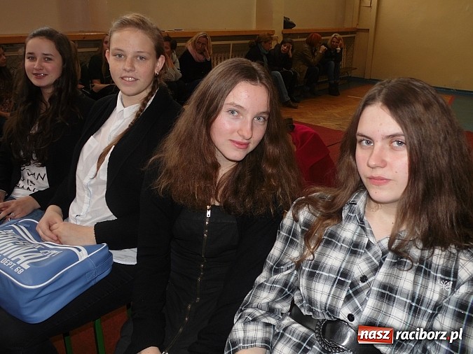 Zdjęcie w galerii na portalu naszraciborz.pl: Gimnazjaliści z Tworkowa z pierwszą nagrodą w konkursie językowym wiadomości z regionu