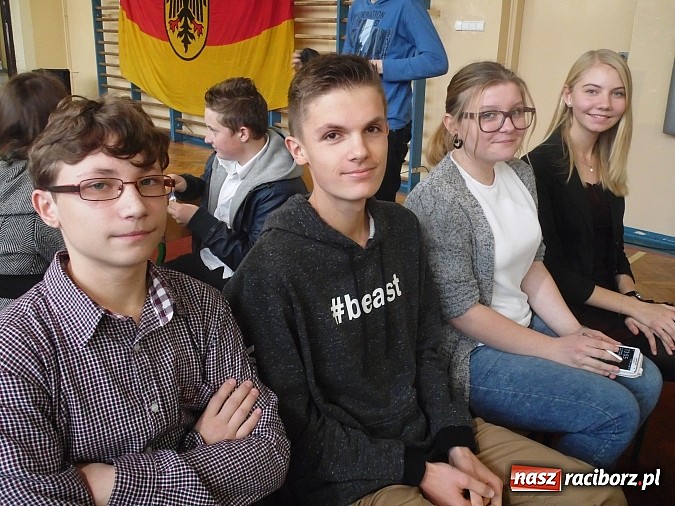 Zdjęcie w galerii na portalu naszraciborz.pl: Gimnazjaliści z Tworkowa z pierwszą nagrodą w konkursie językowym wiadomości z regionu