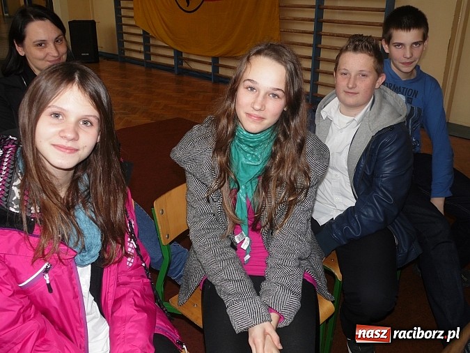 Zdjęcie w galerii na portalu naszraciborz.pl: Gimnazjaliści z Tworkowa z pierwszą nagrodą w konkursie językowym wiadomości z regionu