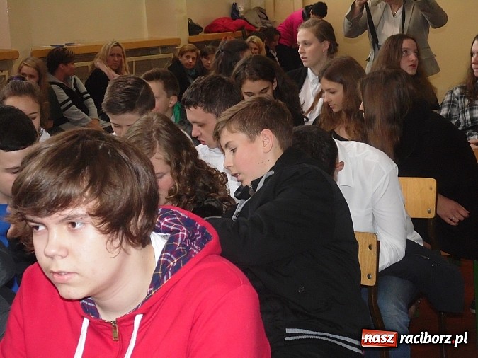 Zdjęcie w galerii na portalu naszraciborz.pl: Gimnazjaliści z Tworkowa z pierwszą nagrodą w konkursie językowym wiadomości z regionu