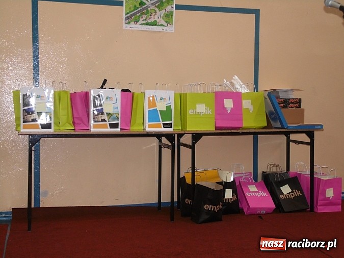 Zdjęcie w galerii na portalu naszraciborz.pl: Gimnazjaliści z Tworkowa z pierwszą nagrodą w konkursie językowym wiadomości z regionu