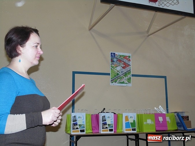 Zdjęcie w galerii na portalu naszraciborz.pl: Gimnazjaliści z Tworkowa z pierwszą nagrodą w konkursie językowym wiadomości z regionu