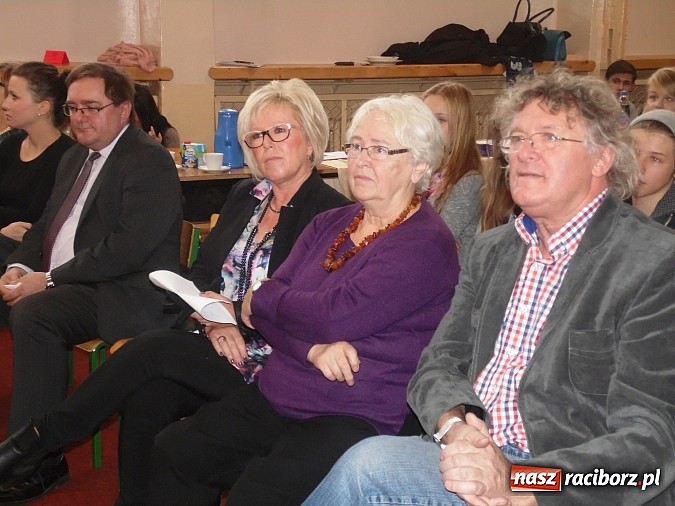 Zdjęcie w galerii na portalu naszraciborz.pl: Gimnazjaliści z Tworkowa z pierwszą nagrodą w konkursie językowym wiadomości z regionu