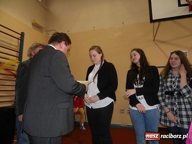 Zdjęcie w galerii na portalu naszraciborz.pl: Gimnazjaliści z Tworkowa z pierwszą nagrodą w konkursie językowym wiadomości z regionu