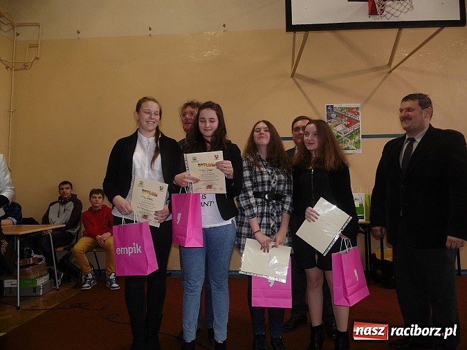 Zdjęcie w galerii na portalu naszraciborz.pl: Gimnazjaliści z Tworkowa z pierwszą nagrodą w konkursie językowym wiadomości z regionu