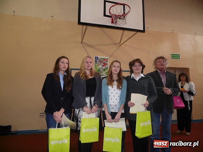 Zdjęcie w galerii na portalu naszraciborz.pl: Gimnazjaliści z Tworkowa z pierwszą nagrodą w konkursie językowym wiadomości z regionu