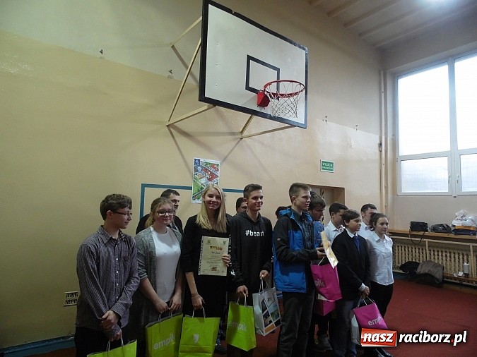 Zdjęcie w galerii na portalu naszraciborz.pl: Gimnazjaliści z Tworkowa z pierwszą nagrodą w konkursie językowym wiadomości z regionu