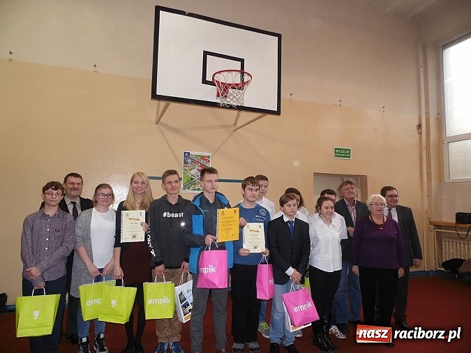 Zdjęcie w galerii na portalu naszraciborz.pl: Gimnazjaliści z Tworkowa z pierwszą nagrodą w konkursie językowym wiadomości z regionu