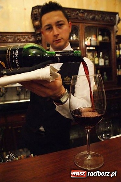 Zdjęcie w galerii na portalu naszraciborz.pl: W młode wino zaplątani, czyli niezwykły festiwal w restauracji Pałac Większyce wiadomości z regionu