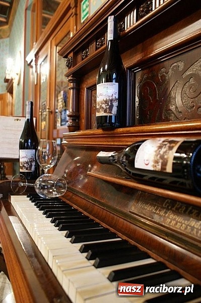 Zdjęcie w galerii na portalu naszraciborz.pl: W młode wino zaplątani, czyli niezwykły festiwal w restauracji Pałac Większyce wiadomości z regionu