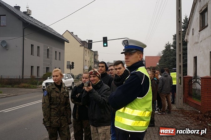 Zdjęcie w galerii na portalu naszraciborz.pl: Raciborska drogówka na spotkaniu z młodzieżą w ZSOMS wiadomości z regionu