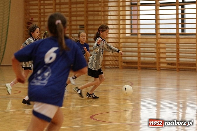 Zdjęcie w galerii na portalu naszraciborz.pl: Młode piłkarki zawalczyły o Powiatowy Puchar Tymbarku w Rudniku! wiadomości z regionu