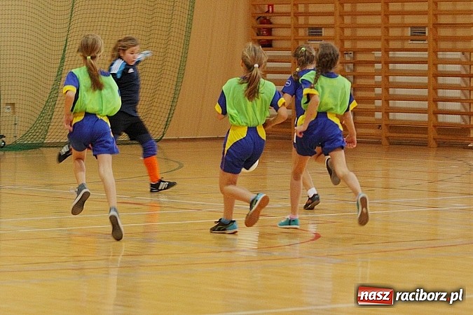 Zdjęcie w galerii na portalu naszraciborz.pl: Młode piłkarki zawalczyły o Powiatowy Puchar Tymbarku w Rudniku! wiadomości z regionu