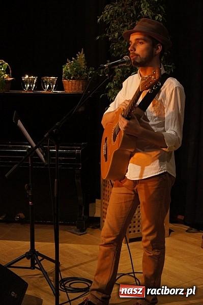 Zdjęcie w galerii na portalu naszraciborz.pl: Kuba Blokesz ze starym, dziurawym wiadrem w RCK wiadomości z regionu