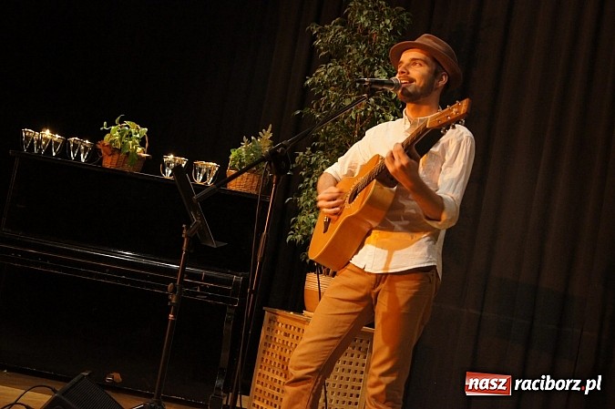 Zdjęcie w galerii na portalu naszraciborz.pl: Kuba Blokesz ze starym, dziurawym wiadrem w RCK wiadomości z regionu