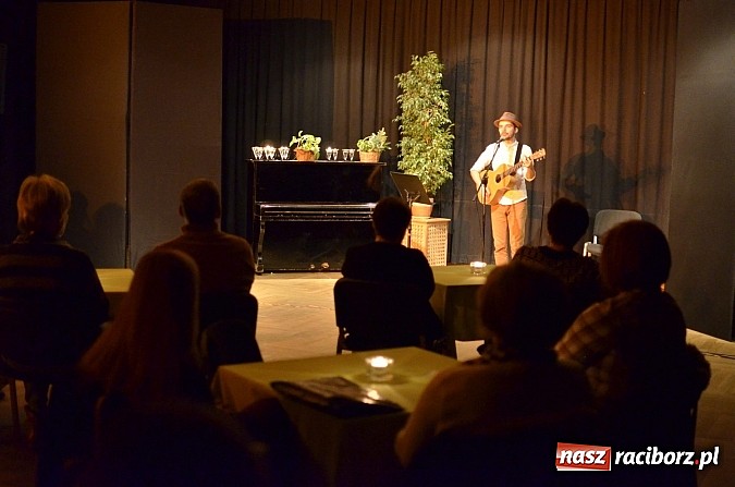 Zdjęcie w galerii na portalu naszraciborz.pl: Kuba Blokesz ze starym, dziurawym wiadrem w RCK wiadomości z regionu