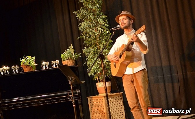 Zdjęcie w galerii na portalu naszraciborz.pl: Kuba Blokesz ze starym, dziurawym wiadrem w RCK wiadomości z regionu