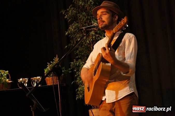 Zdjęcie w galerii na portalu naszraciborz.pl: Kuba Blokesz ze starym, dziurawym wiadrem w RCK wiadomości z regionu