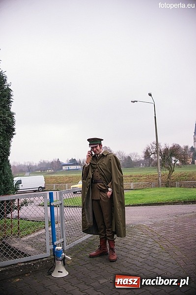 Zdjęcie w galerii na portalu naszraciborz.pl: Przejście graniczne w Chałupkach zamieniło się w plan filmowy. Jan Kidawa Błoński kręci tu film Gwiazdy. Na planie kilku znanych aktorów wiadomości z regionu