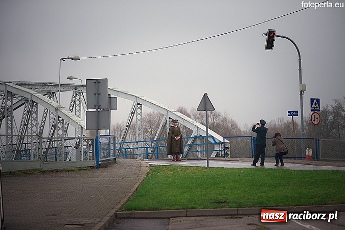 Zdjęcie w galerii na portalu naszraciborz.pl: Przejście graniczne w Chałupkach zamieniło się w plan filmowy. Jan Kidawa Błoński kręci tu film Gwiazdy. Na planie kilku znanych aktorów wiadomości z regionu