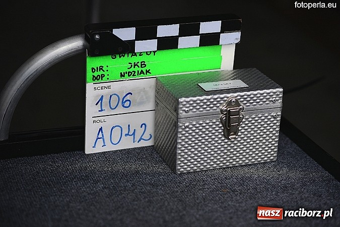 Zdjęcie w galerii na portalu naszraciborz.pl: Przejście graniczne w Chałupkach zamieniło się w plan filmowy. Jan Kidawa Błoński kręci tu film Gwiazdy. Na planie kilku znanych aktorów wiadomości z regionu