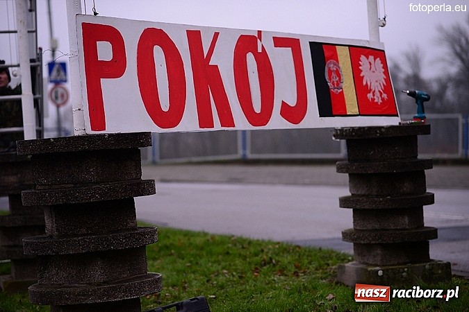 Zdjęcie w galerii na portalu naszraciborz.pl: Przejście graniczne w Chałupkach zamieniło się w plan filmowy. Jan Kidawa Błoński kręci tu film Gwiazdy. Na planie kilku znanych aktorów wiadomości z regionu