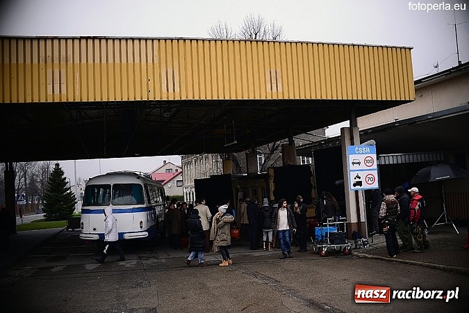 Zdjęcie w galerii na portalu naszraciborz.pl: Przejście graniczne w Chałupkach zamieniło się w plan filmowy. Jan Kidawa Błoński kręci tu film Gwiazdy. Na planie kilku znanych aktorów wiadomości z regionu