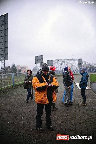 Zdjęcie w galerii na portalu naszraciborz.pl: Przejście graniczne w Chałupkach zamieniło się w plan filmowy. Jan Kidawa Błoński kręci tu film Gwiazdy. Na planie kilku znanych aktorów wiadomości z regionu
