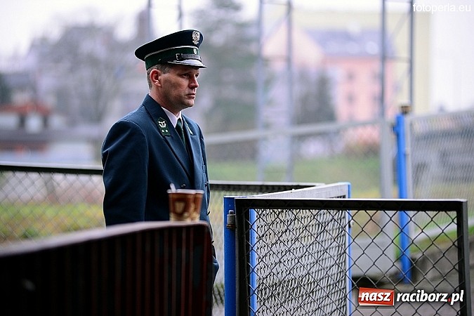 Zdjęcie w galerii na portalu naszraciborz.pl: Przejście graniczne w Chałupkach zamieniło się w plan filmowy. Jan Kidawa Błoński kręci tu film Gwiazdy. Na planie kilku znanych aktorów wiadomości z regionu