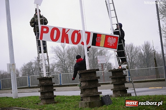Zdjęcie w galerii na portalu naszraciborz.pl: Przejście graniczne w Chałupkach zamieniło się w plan filmowy. Jan Kidawa Błoński kręci tu film Gwiazdy. Na planie kilku znanych aktorów wiadomości z regionu