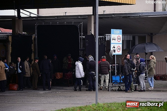 Zdjęcie w galerii na portalu naszraciborz.pl: Przejście graniczne w Chałupkach zamieniło się w plan filmowy. Jan Kidawa Błoński kręci tu film Gwiazdy. Na planie kilku znanych aktorów wiadomości z regionu