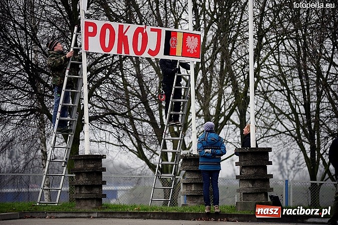 Zdjęcie w galerii na portalu naszraciborz.pl: Przejście graniczne w Chałupkach zamieniło się w plan filmowy. Jan Kidawa Błoński kręci tu film Gwiazdy. Na planie kilku znanych aktorów wiadomości z regionu