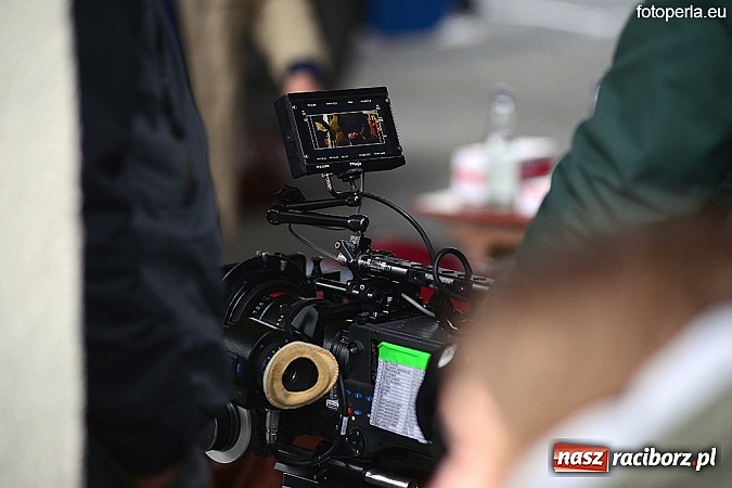 Zdjęcie w galerii na portalu naszraciborz.pl: Przejście graniczne w Chałupkach zamieniło się w plan filmowy. Jan Kidawa Błoński kręci tu film Gwiazdy. Na planie kilku znanych aktorów wiadomości z regionu