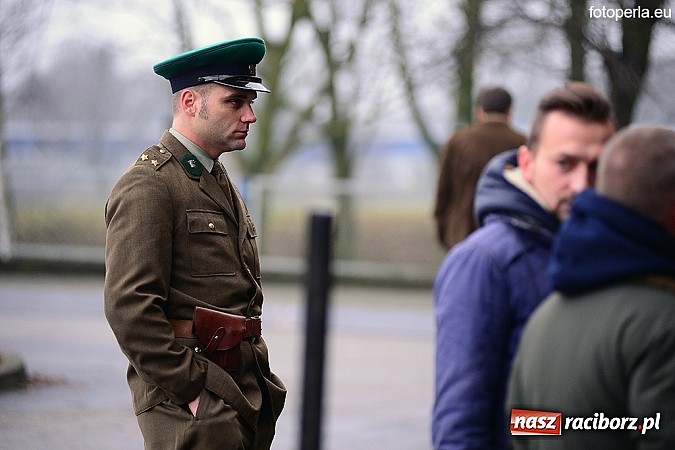 Zdjęcie w galerii na portalu naszraciborz.pl: Przejście graniczne w Chałupkach zamieniło się w plan filmowy. Jan Kidawa Błoński kręci tu film Gwiazdy. Na planie kilku znanych aktorów wiadomości z regionu