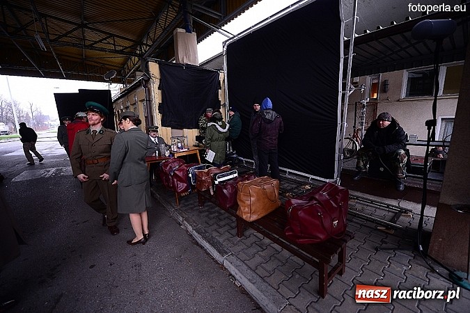 Zdjęcie w galerii na portalu naszraciborz.pl: Przejście graniczne w Chałupkach zamieniło się w plan filmowy. Jan Kidawa Błoński kręci tu film Gwiazdy. Na planie kilku znanych aktorów wiadomości z regionu